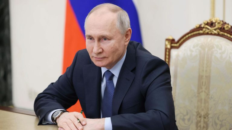 Путин поставил задачу начать конвейерный выпуск российских спутников